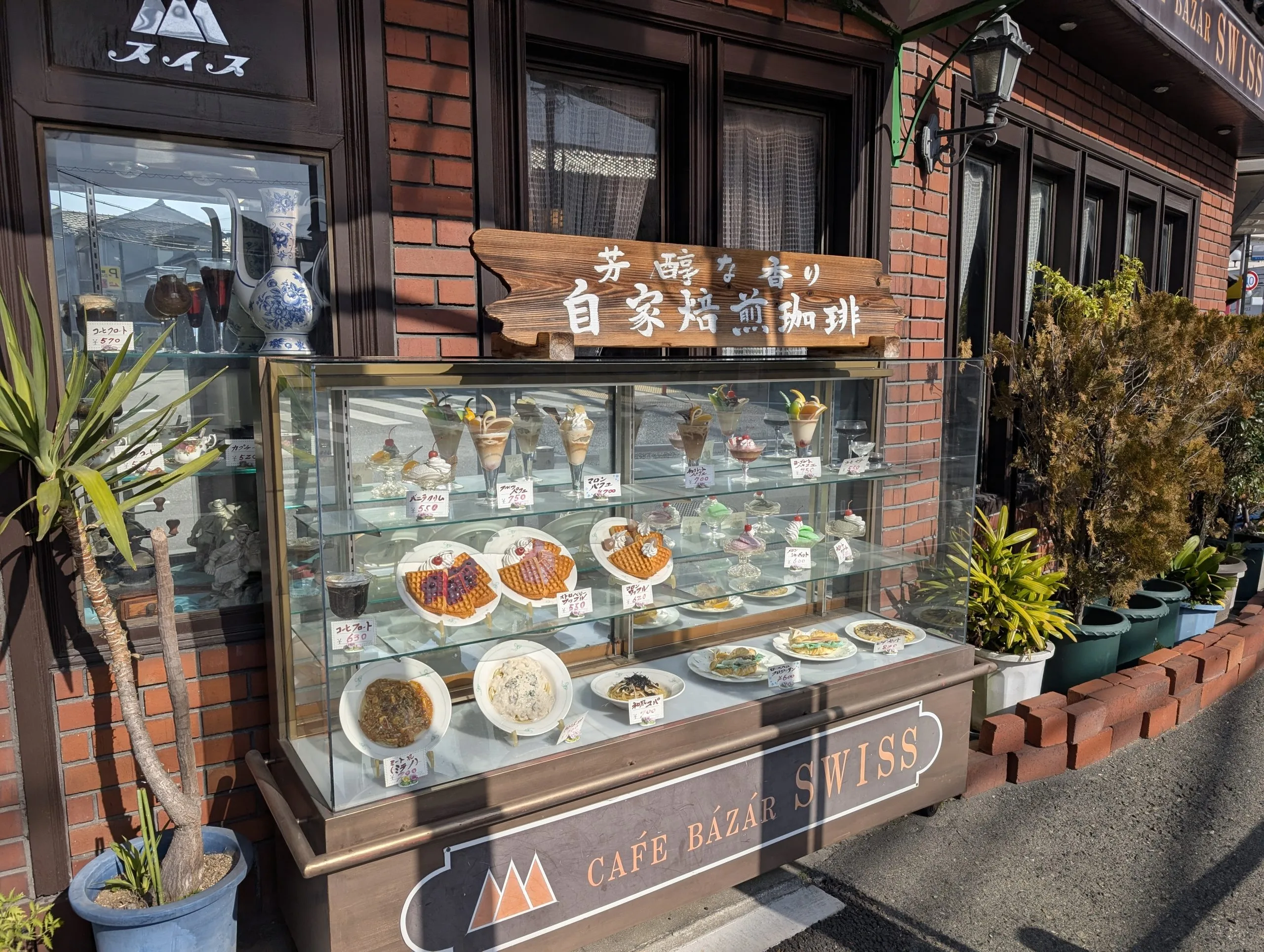 坂を登った先、創業50年の「スイス喫茶」。鐘の音が響く昭和レトロな