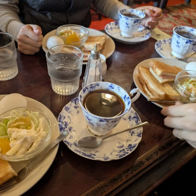 昭和レトロ　お茶台 坂を登った先、創業50年の「スイス喫茶」。鐘の音が響く昭和レトロな